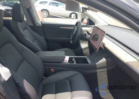 2024 Tesla Model Y Long Range Dual Motor All-Wheel Drive/Rwd z USA, uszkodzony, nr VIN 7SAYGDED2RA310411